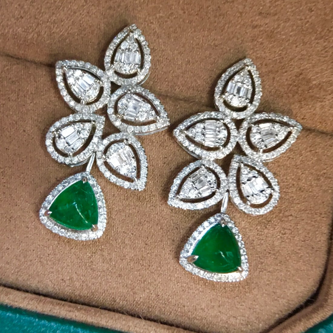 14k Gold 2.42 Ctw Natural Emerald & Diamond Earrings - 5