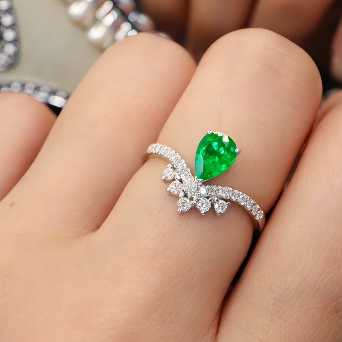 14k Gold 0.89 Ctw Natural Emerald & Diamond Ring - 5