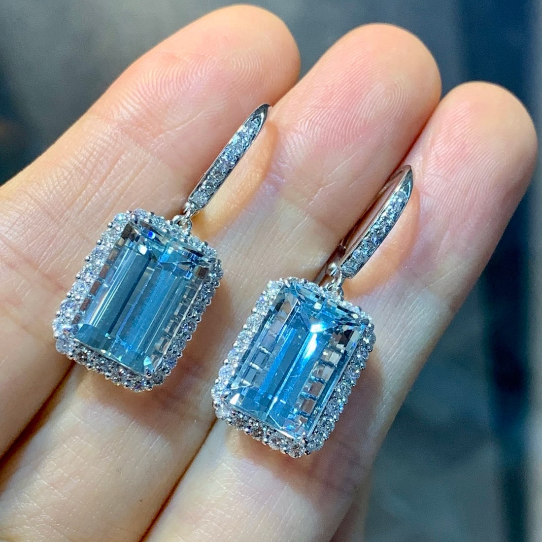 14k Gold 12.86 Ctw Natural Aquamarine & Diamond Earrings: Ref:231132184 // gold content:14k gold // main gemstone:aquamarine // shape:octagonal // carat weight:11. 73ct // color:blue // treatment:natural // // adjacent gemstone 2 : diamond // shape:round