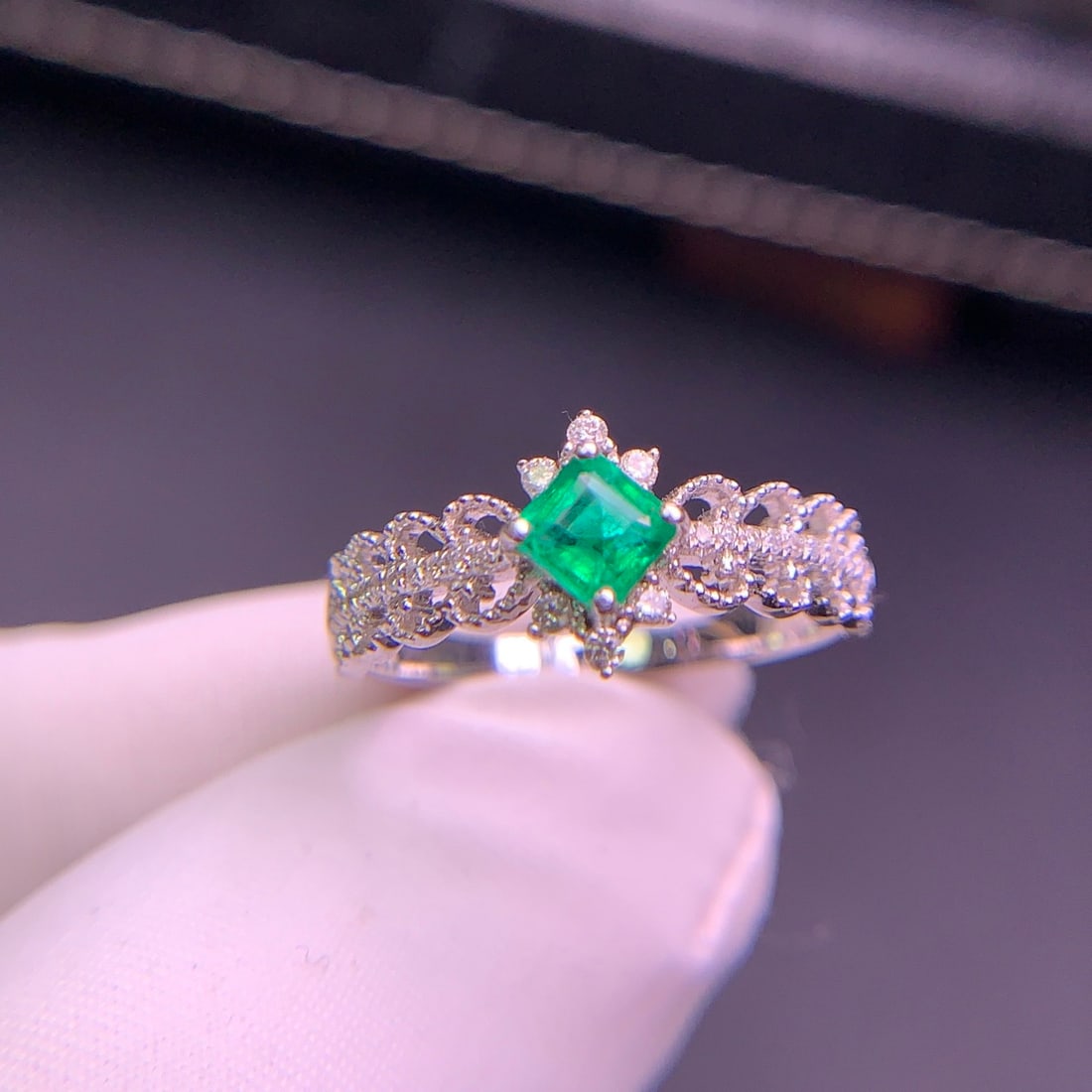 14k Gold 0.4 Ct Natural Emerald & Diamond Ring: Ref:231132223 // gold content:14k gold // ring size:7. 25us // // main gemstone:emerald // shape:octagonal // carat weight:0. 4ct // color:green // treatment:natural // // adjacent gemstone 2 :