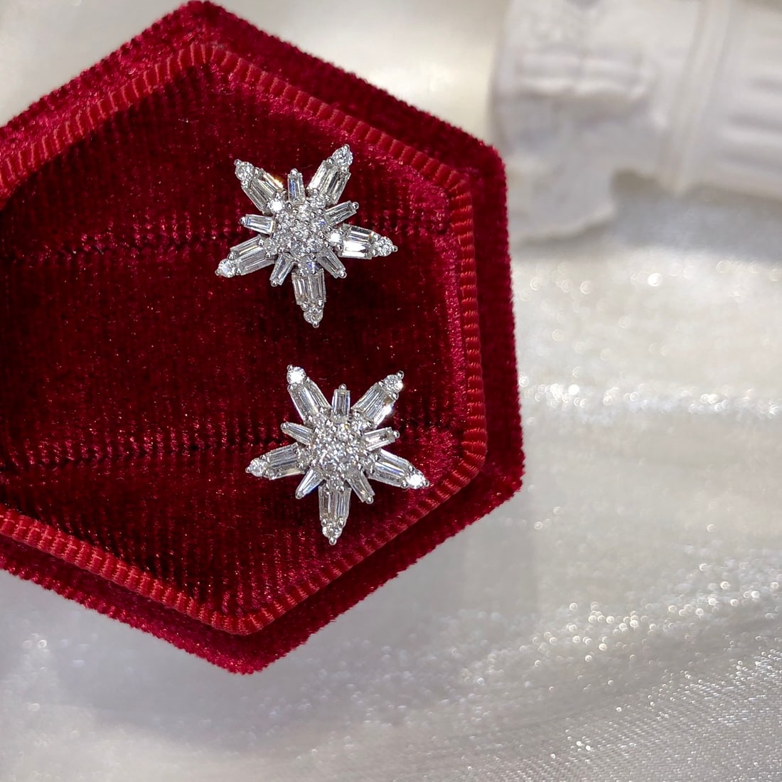 14k Gold 0.70 Ct Natural H Diamond Earrings: Ref:231132230 // gold content:14k gold // main gemstone:diamond // shape:multiple // carat weight:0. 70ct // clarity grade:vs-si // color:h // treatment:natural // Condition: NewLow Estimate: