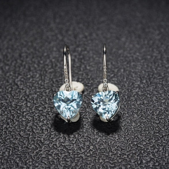 14k Gold 3.25 Ct Natural Aquamarine & Diamond Earrings: Ref:231132251 // gold content:14k gold // main gemstone:aquamarine // shape:heart // carat weight:3. 25ct // color:blue // treatment:natural // // adjacent gemstone 2 : diamond // shape:round //