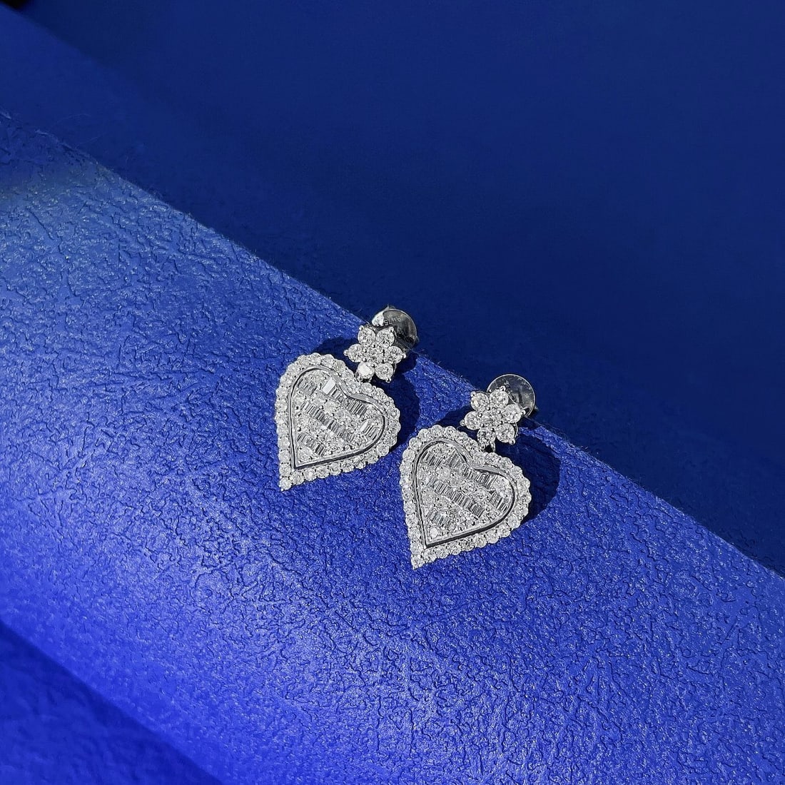 14k Gold 0.94 Ctw Natural H Diamond Earrings: Ref:231132266 // gold content:14k gold // main gemstone:diamond // shape:baguette // carat weight:0. 14ct // clarity grade:vs-si // color:h // treatment:natural // // adjacent gemstone 2 : diamond