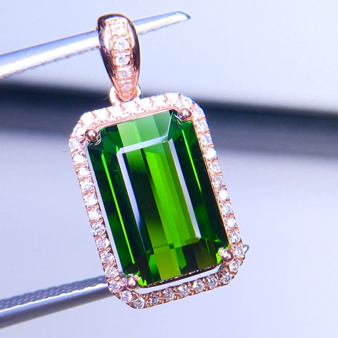 14k Gold 5.32 Ct Natural Tourmaline & Diamond Pendant( Without Chain ): Ref:231132293 // gold content:14k gold // main gemstone:tourmaline // shape:octagonal // carat weight:5. 32ct // color:green // treatment:natural // // adjacent gemstone 2 : diamond // shape:round //