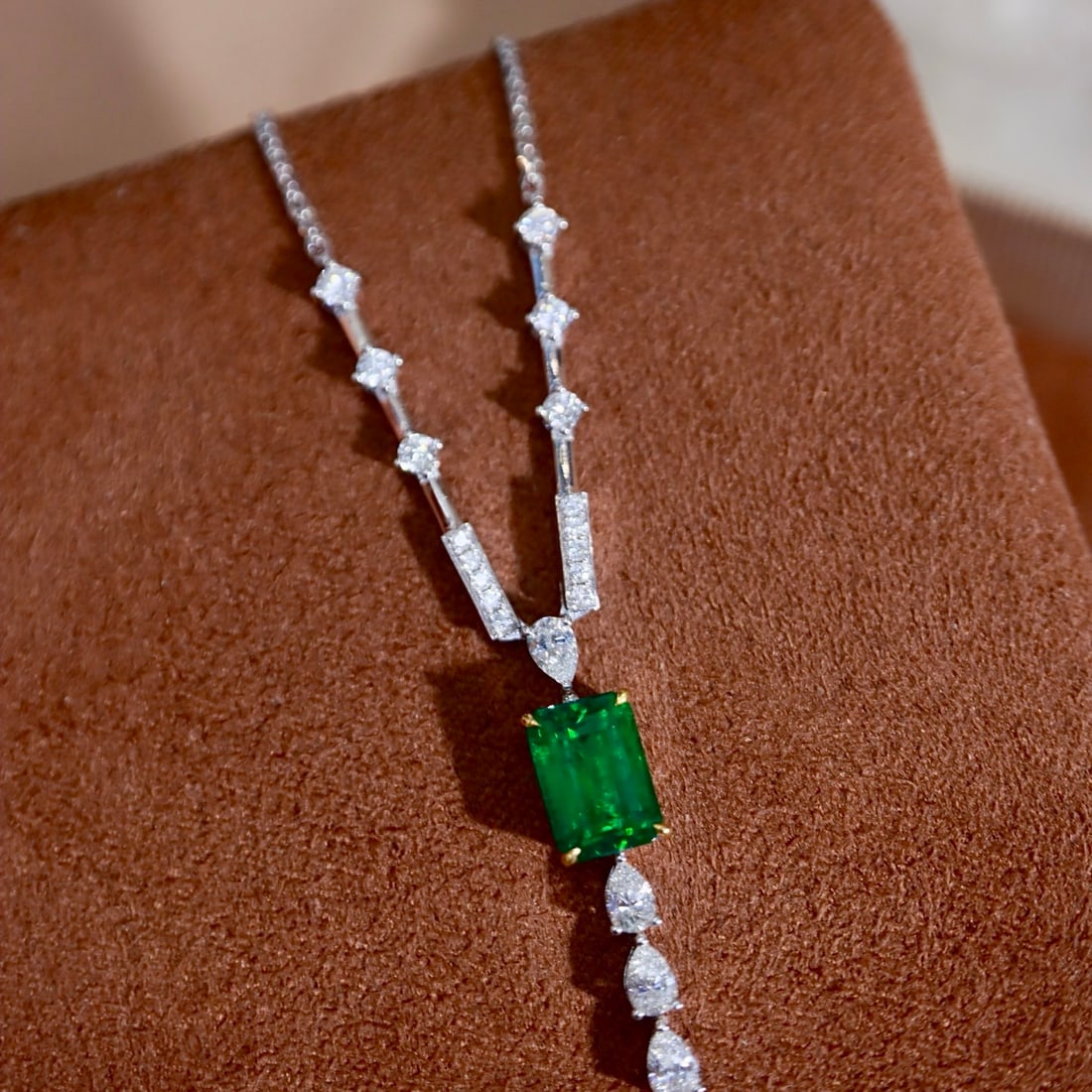 14k Gold 1.80 Ctw Vivid Green Natural Emerald & Diamond Necklace: Ref:231132308 // gold content:14k gold // main gemstone:emerald // shape:octagonal // carat weight:1. 27ct // color:vivid green // treatment:natural // // adjacent gemstone 2 : diamond //