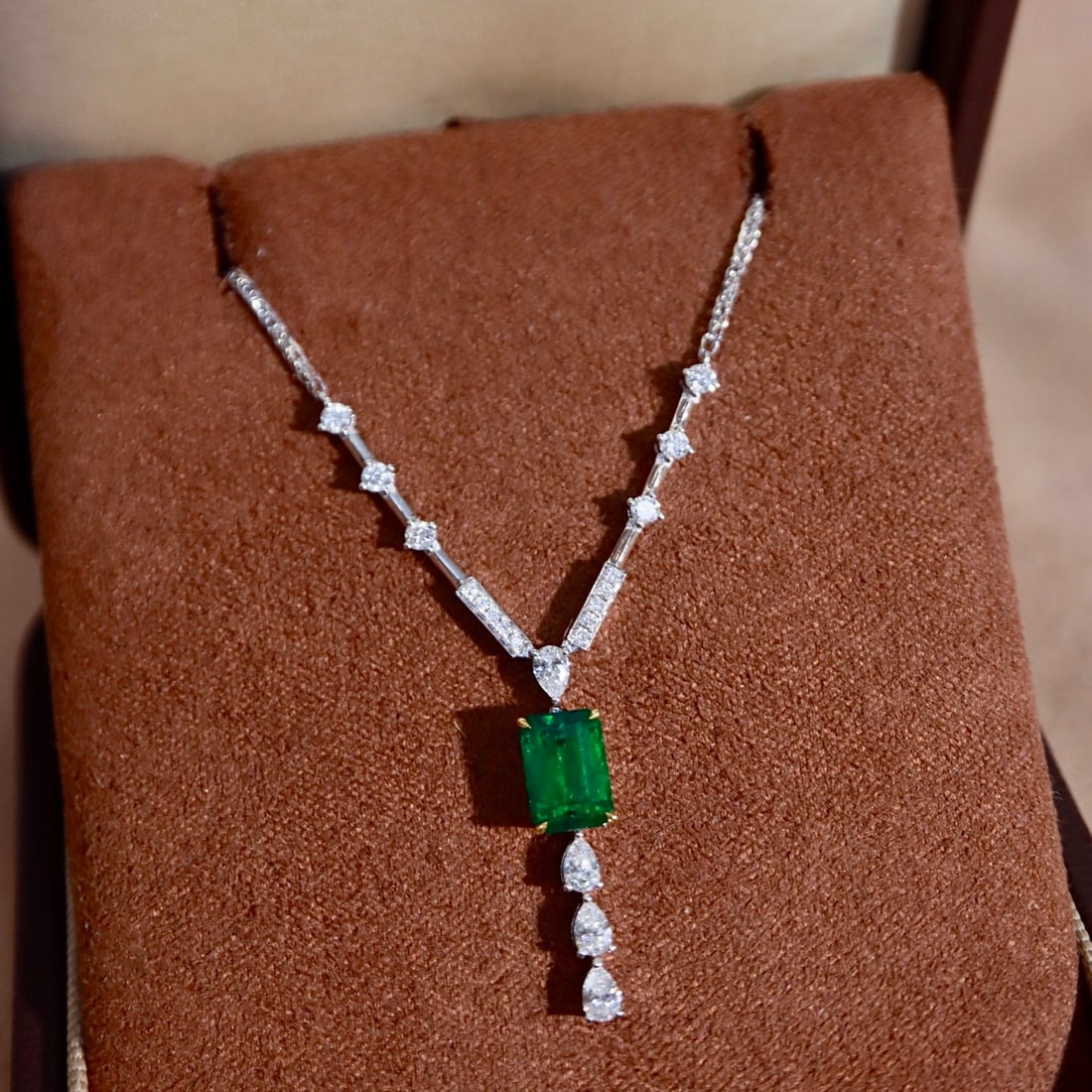 14k Gold 1.80 Ctw Vivid Green Natural Emerald & Diamond Necklace - 2