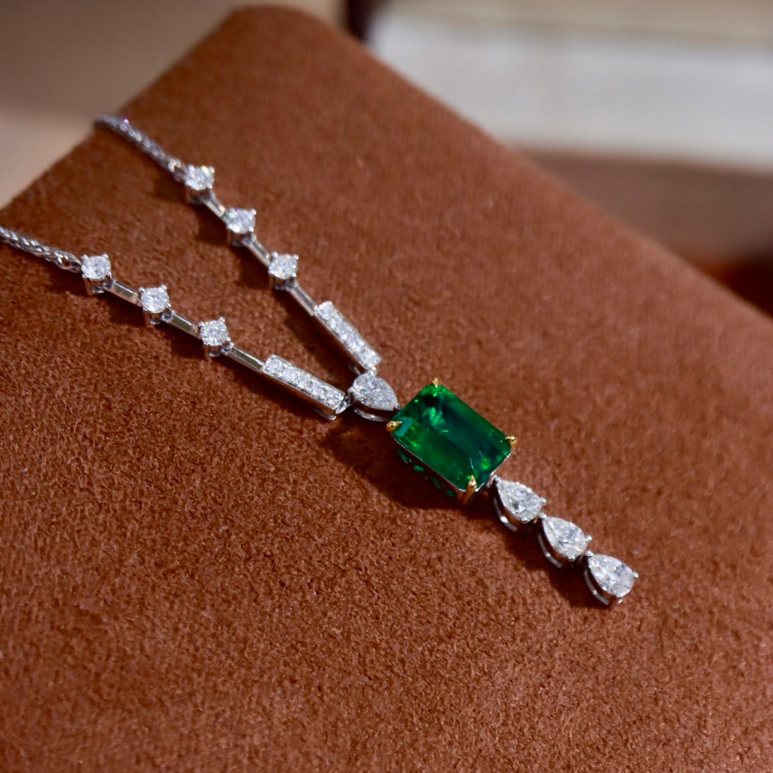 14k Gold 1.80 Ctw Vivid Green Natural Emerald & Diamond Necklace - 3