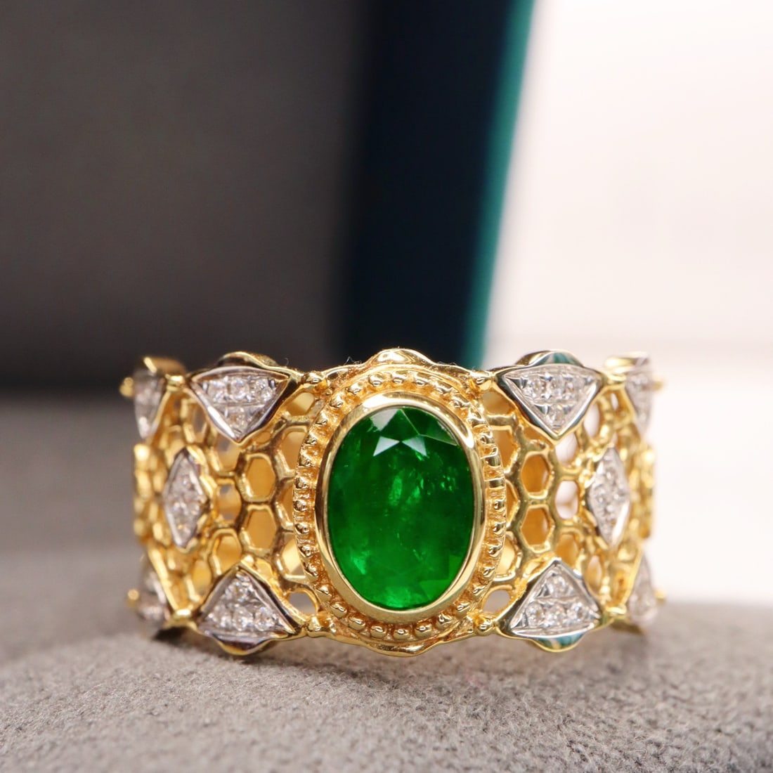 14k Gold 0.80 Ctw Vivid Green Natural Emerald & Diamond Ring - 2