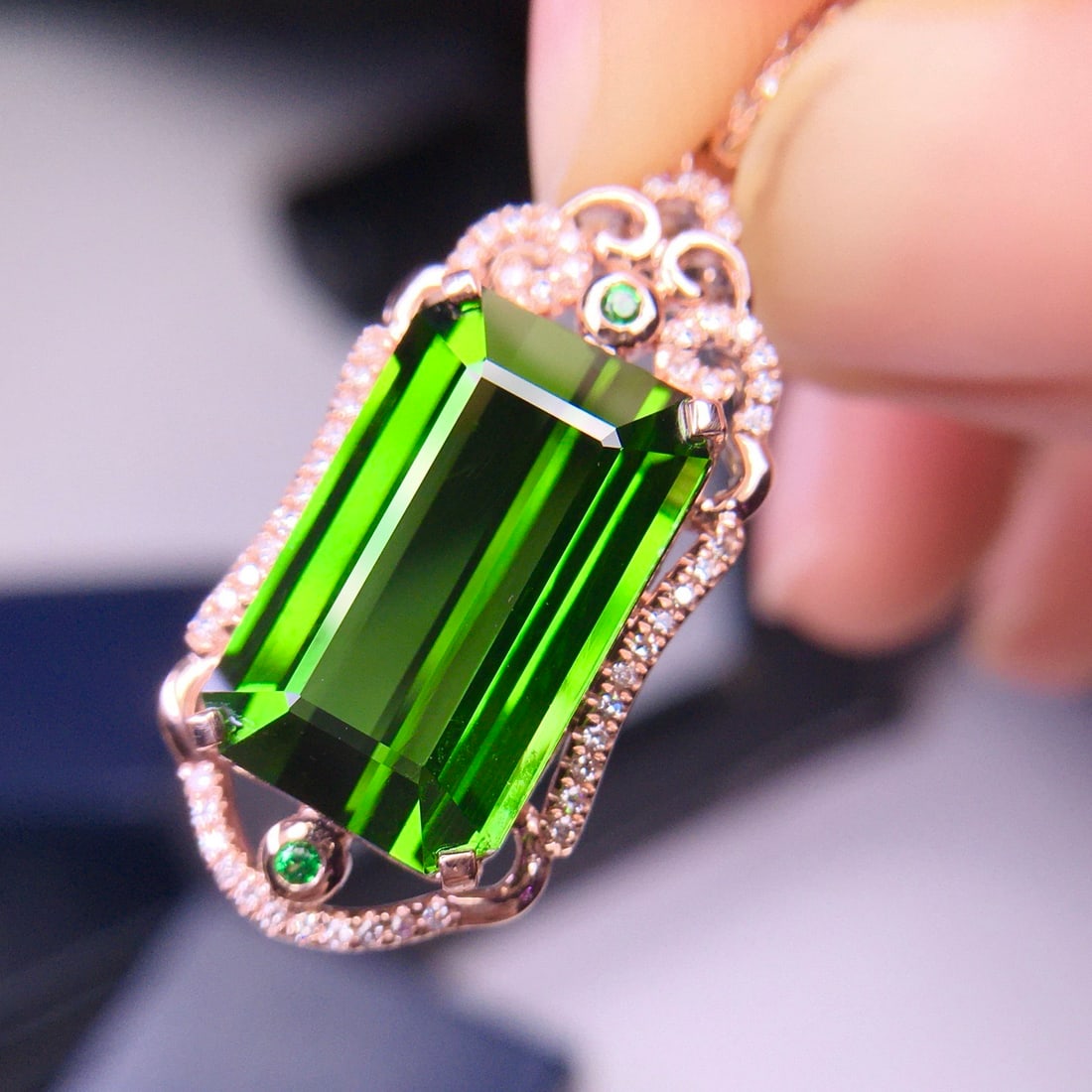 14k Gold 7.05 Ct Natural Tourmaline & Diamond Pendant( Without Chain ): Ref:231132328 // gold content:14k gold // main gemstone:tourmaline // shape:octagonal // carat weight:7. 05ct // color:green // treatment:natural // // adjacent gemstone 2 : diamond // shape:round
