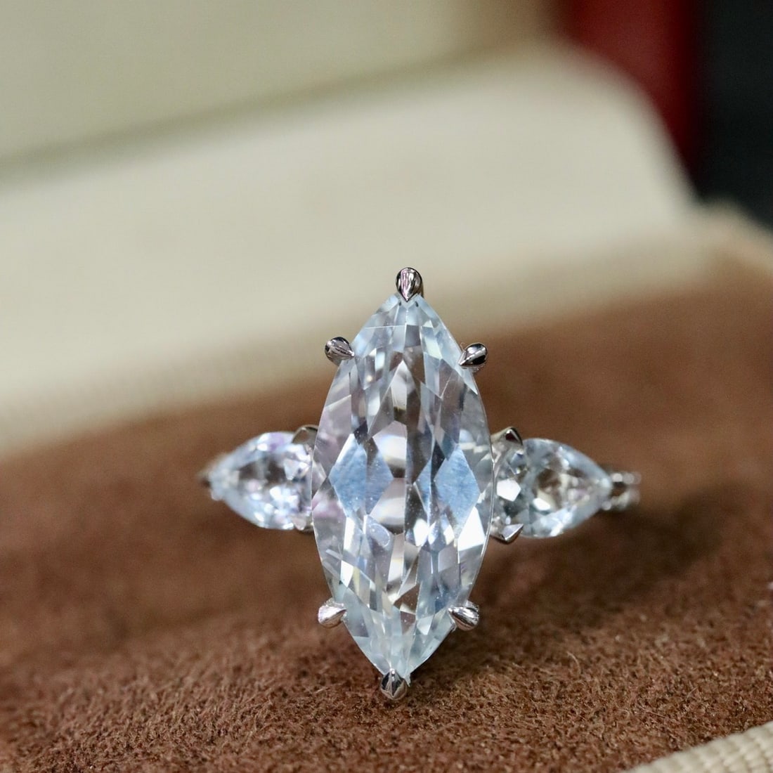 14k Gold 4.05 Ctw Natural Aquamarine & Diamond Ring: Ref:231132345 // gold content:14k gold // ring size:7. 25us // // main gemstone:aquamarine // shape:marquise // carat weight:3. 93ct // color:blue // treatment:natural // // adjacent gemstone 2 :