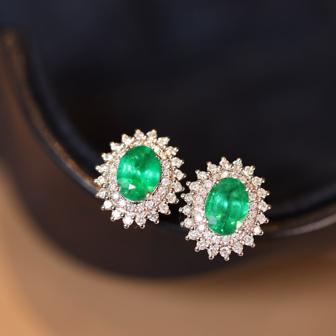 14k Gold 2.26 Ctw Natural Emerald & Diamond Earrings: Ref:231132373 // gold content:14k gold // main gemstone:emerald // shape:oval // carat weight:1. 66ct // color:green // treatment:natural // // adjacent gemstone 2 : diamond // shape:round // carat