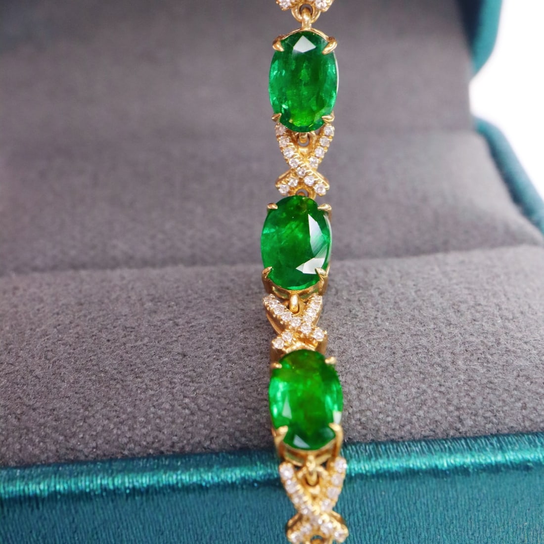 14k Gold 2.06 Ctw Vivid Green Natural Emerald & Diamond Bracelet: Ref:231132380 // gold content:14k gold // main gemstone:emerald // shape:oval // carat weight:1. 9ct // color:vivid green // treatment:natural // // adjacent gemstone 2 : diamond // shape:round //