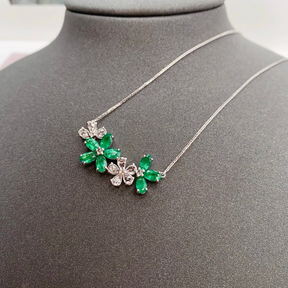 14k Gold 2.80 Ct Natural Emerald & Sapphire Necklace - 3