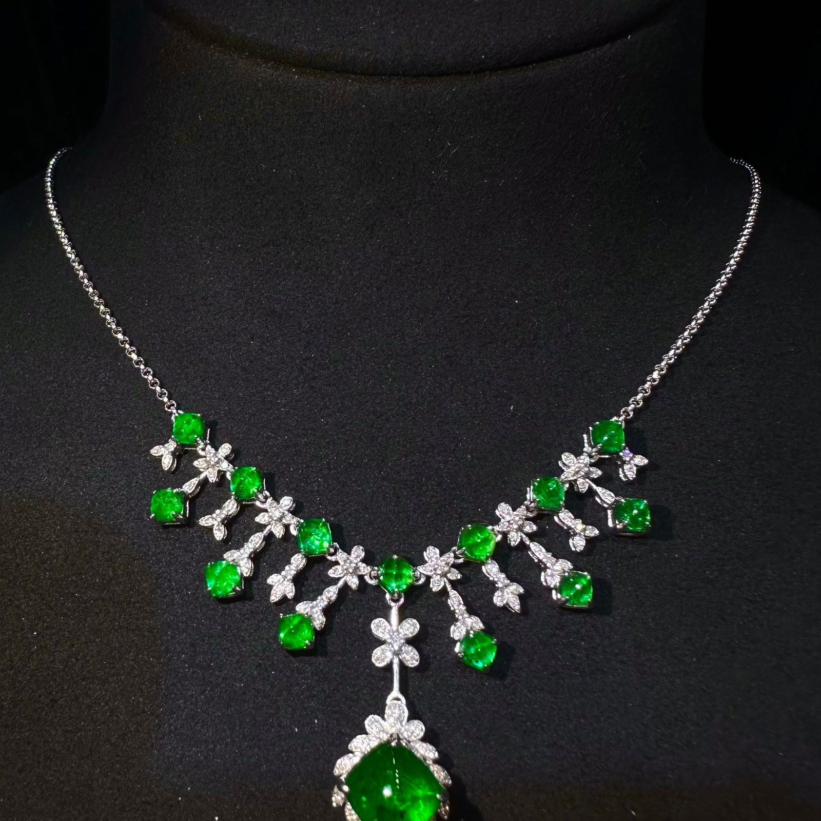 14k Gold 5.76 Ctw Vivid Green Natural Emerald & Diamond Necklace: Ref:231132392 // gold content:14k gold // main gemstone:emerald // shape:sugar-loaf // carat weight:5. 36ct // color:vivid green // treatment:natural // // adjacent gemstone 2 : diamond // shape:round