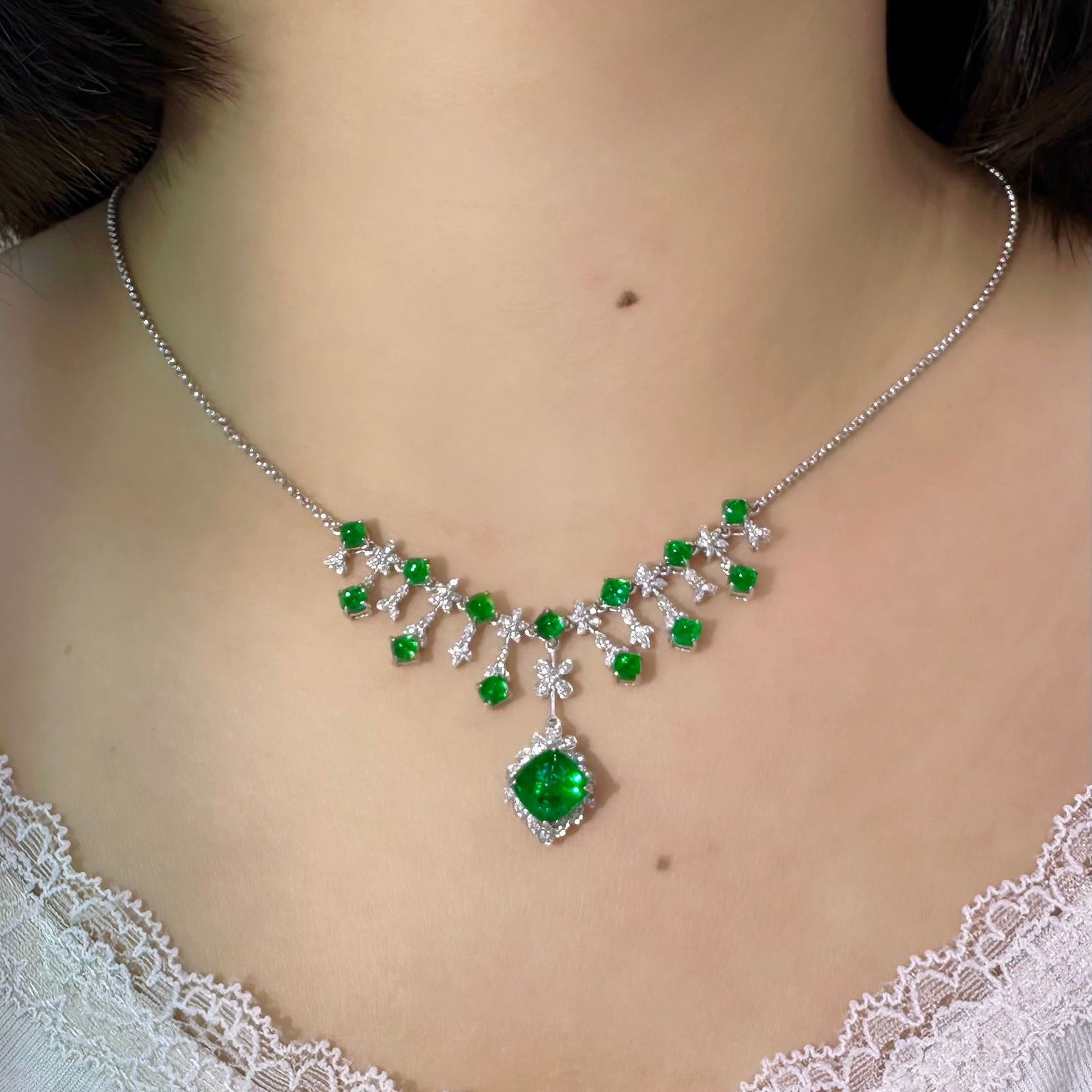 14k Gold 5.76 Ctw Vivid Green Natural Emerald & Diamond Necklace - 3