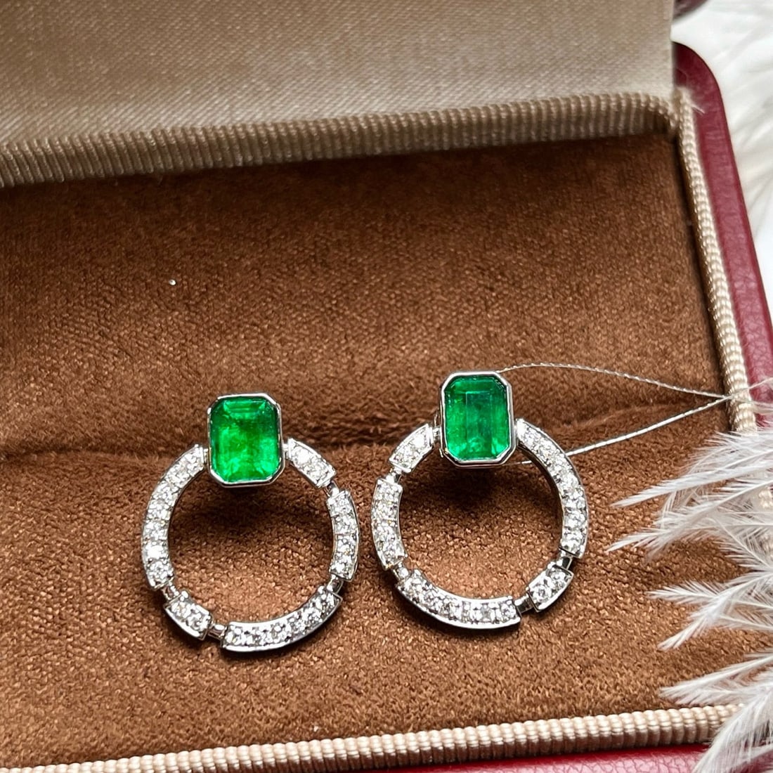 14k Gold 1.58 Ctw Natural Emerald & Diamond Earrings: Ref:231132412 // gold content:14k gold // main gemstone:emerald // shape:octagonal // carat weight:1. 25ct // color:green // treatment:natural // // adjacent gemstone 2 : diamond // shape:round //