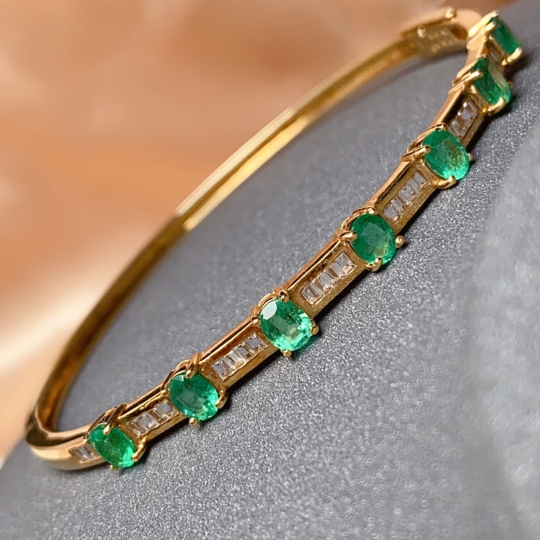 14k Gold 2.85 Ct Natural Emerald & Sapphire Bangle - 5