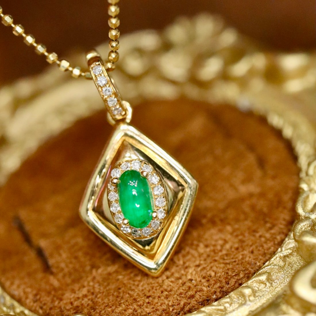 14k Gold 0.34 Ctw Natural Emerald & Diamond Necklace: Ref:231132437 // gold content:14k gold // main gemstone:emerald // shape:oval // carat weight:0. 26ct // color:green // treatment:natural // // adjacent gemstone 2 : diamond // shape:round // carat