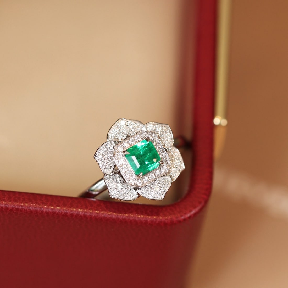 14k Gold 0.76 Ctw Natural Emerald & Diamond Ring: Ref:231132438 // gold content:14k gold // ring size:7. 25us // // main gemstone:emerald // shape:octagonal // carat weight:0. 5ct // color:green // treatment:natural // // adjacent gemstone 2 :