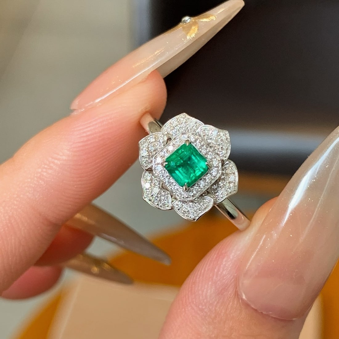 14k Gold 0.76 Ctw Natural Emerald & Diamond Ring - 5