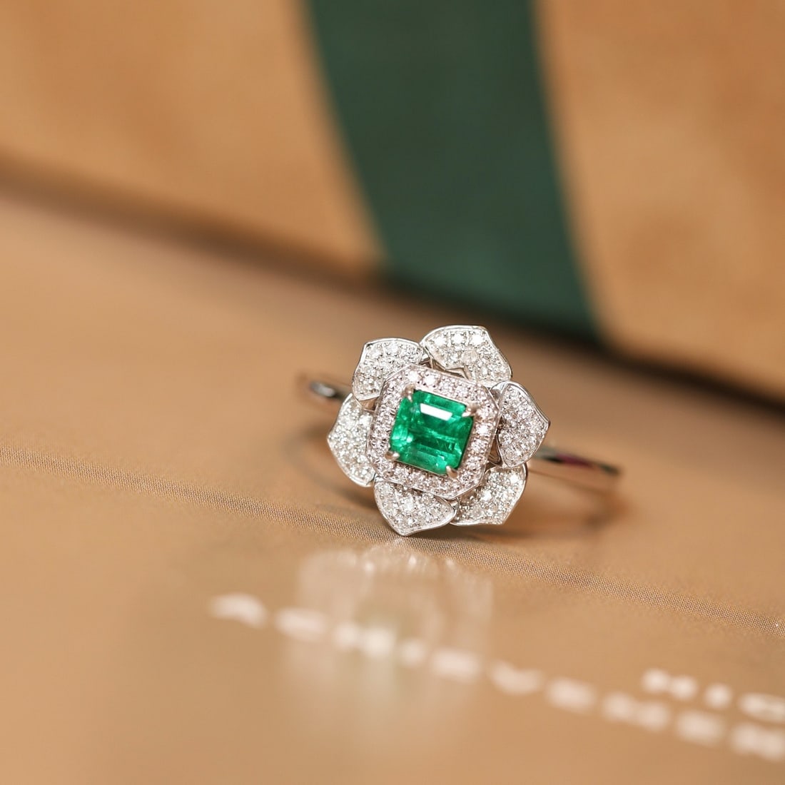 14k Gold 0.76 Ctw Natural Emerald & Diamond Ring - 6