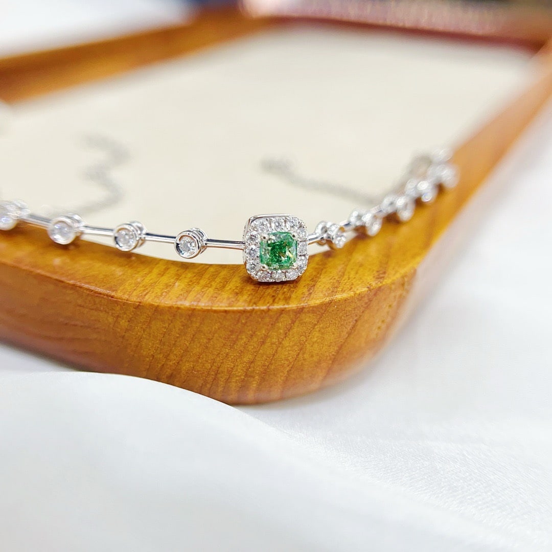 14k Gold 0.51 Ctw Natural Green Diamond & Diamond Bracelet: Ref:231132441 // gold content:14k gold // main gemstone:green diamond // shape:cushion // carat weight:0. 26ct // color:green // treatment:natural // // adjacent gemstone 2 : diamond // shape:round