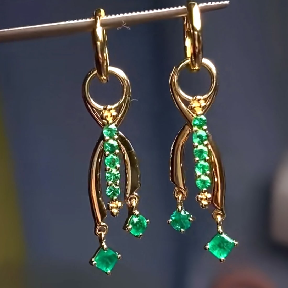 14k Gold 0.64 Ct Vivid Green Natural Emerald Earrings - 3