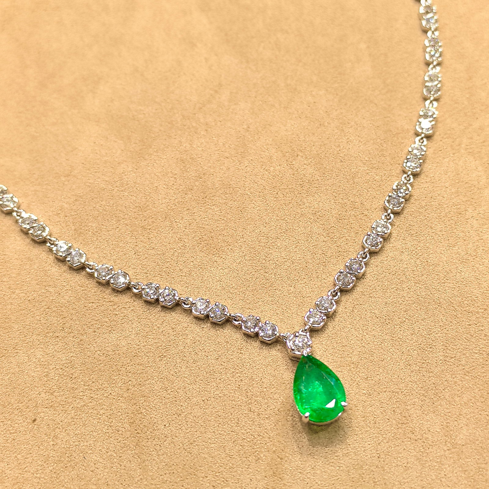 14k Gold 4.74 Ctw Vivid Green Natural Emerald & Diamond Necklace: Ref:230999019 // gold content:14k gold // main gemstone:emerald // shape:pear // carat weight:1. 94ct // color:vivid green // treatment:natural // // adjacent gemstone 2 : diamond // shape:round //