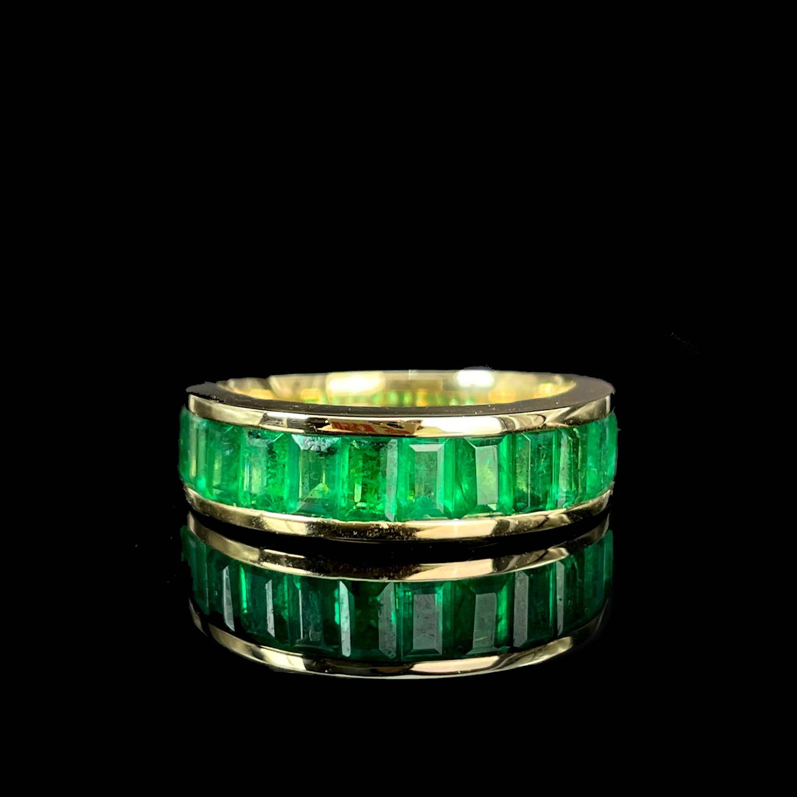 14k Gold 2.07 Ct Vivid Green Natural Emerald Ring: Ref:230999024 // gold content:14k gold // ring size:7. 25us // // main gemstone:emerald // shape:rectangle // carat weight:2. 07ct // color:vivid green // treatment:natural // Condition: NewLow