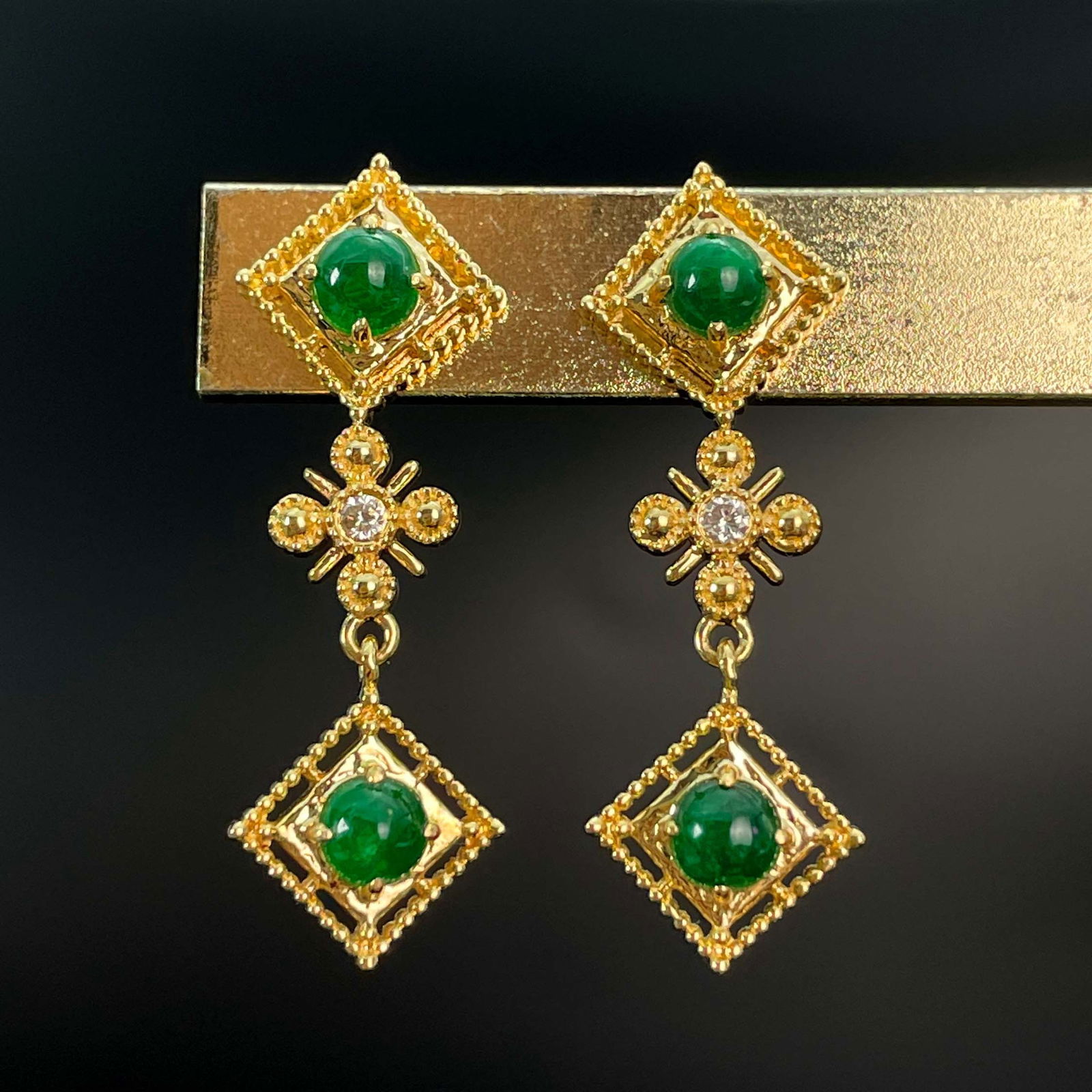 14k Gold 0.74 Ctw Vivid Green Natural Emerald & Diamond Earrings: Ref:230999036 // gold content:14k gold // main gemstone:emerald // shape:round // carat weight:0. 7ct // color:vivid green // treatment:natural // cut grade:g // // adjacent gemstone 2 : diamond //