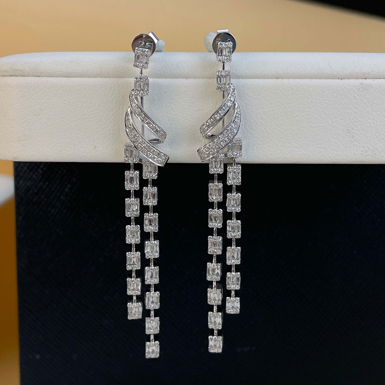 14k Gold 1.28 Ct Natural H Diamond Earrings: Ref:230999038 // gold content:14k gold // main gemstone:diamond // shape:multiply // carat weight:1. 28ct // clarity grade:vs-si // color:h // treatment:natural // Condition: NewLow Estimate: