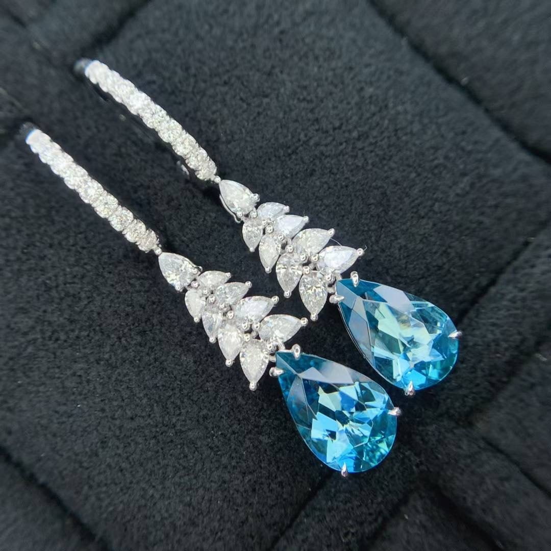 14k Gold 2.75 Ctw Natural Aquamarine & Diamond Earrings: Ref:230999042 // gold content:14k gold // main gemstone:aquamarine // shape:pear // carat weight:2ct // color:santa maria color // treatment:natural // // adjacent gemstone 2 : diamond //