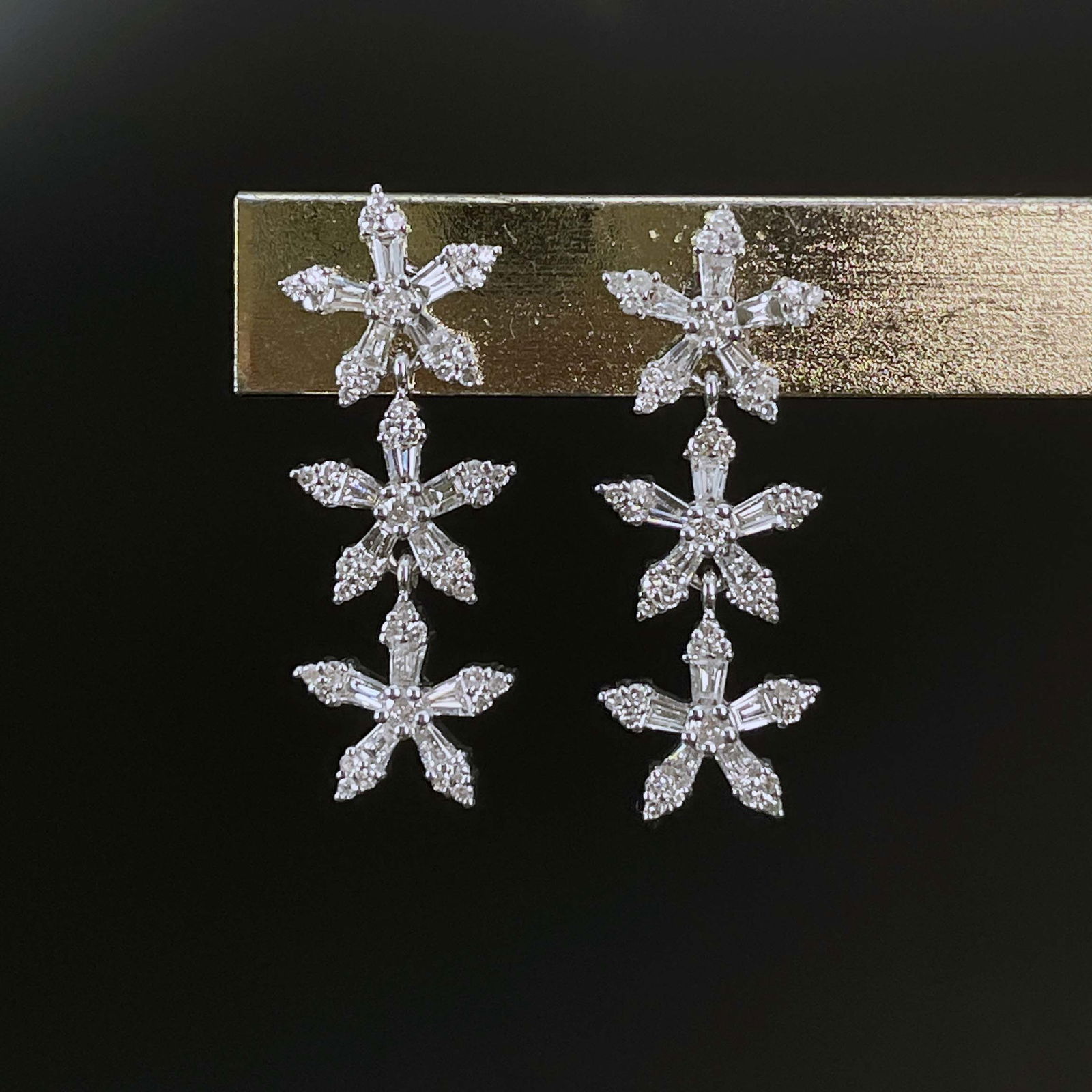 14k Gold 1 Ct Natural H Diamond Earrings: Ref:230999060 // gold content:14k gold // main gemstone:diamond // shape:multiply // carat weight:1ct // clarity grade:vs-si // color:h // treatment:natural // Condition: NewLow Estimate: