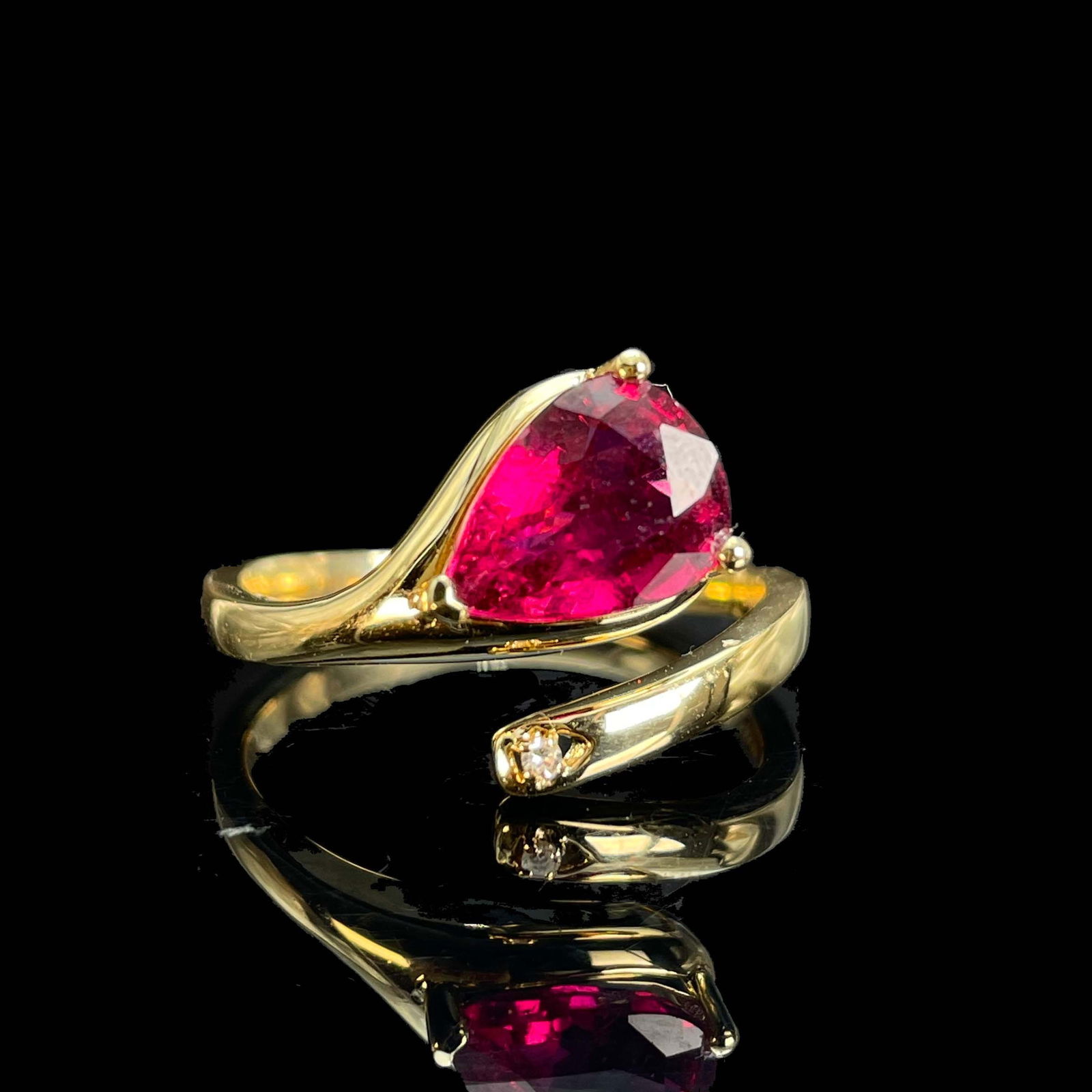 14k Gold 1.51 Ctw Natural Tourmaline & Diamond Ring: Ref:230999063 // gold content:14k gold // ring size:7. 25us // // main gemstone:tourmaline // shape:pear // carat weight:1. 5ct // color:red // treatment:natural // // adjacent gemstone 2 :