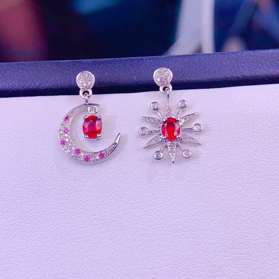 14k Gold 0.68 Ct Natural Ruby & Diamond Earrings: Ref:230999107 // gold content:14k gold // main gemstone:ruby // shape:oval // carat weight:0. 68ct // color:red // treatment:natural // // adjacent gemstone 2 : diamond // shape:round // clarity