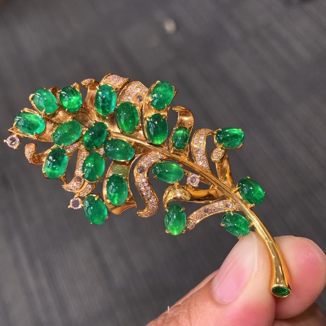 14k Gold 16.2 Ct Vivid Green Natural Emerald & Diamond Brooch/pendant( Without Chain ): Ref:230999111 // gold content:14k gold // main gemstone:emerald // shape:oval // carat weight:16. 2ct // color:vivid green // treatment:natural // // adjacent gemstone 2 : diamond // shape:round //