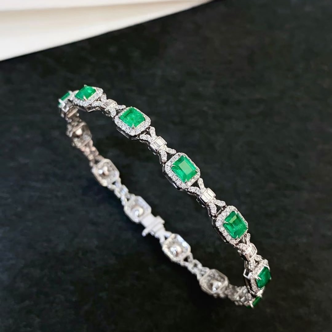 14k Gold 4.53 Ctw Vivid Green Natural Emerald & Diamond Bracelet: Ref:230999124 // gold content:14k gold // main gemstone:emerald // shape:octagonal // carat weight:3. 28ct // color:vivid green // treatment:natural // // adjacent gemstone 2 : diamond // shape:multip
