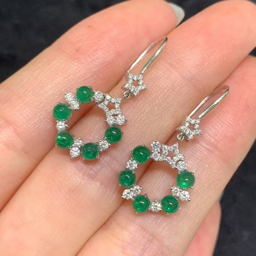 14k Gold 1.07 Ctw Vivid Green Natural Emerald & Diamond Earrings: Ref:230999155 // gold content:14k gold // main gemstone:emerald // shape:round // carat weight:0. 80ct // color:vivid green // treatment:natural // cut grade:g // // adjacent gemstone 2 : diamond // s