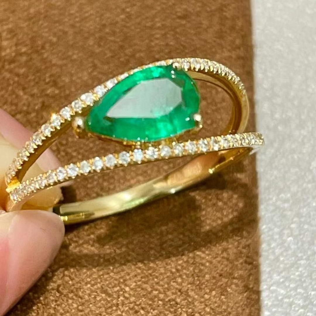 14k Gold 0.8 Ct Vivid Green Natural Emerald & Diamond Ring: Ref:230999190 // gold content:14k gold // ring size:7. 25us // // main gemstone:emerald // shape:pear // carat weight:0. 8ct // color:vivid green // treatment:natural // // adjacent gemstone 2 :