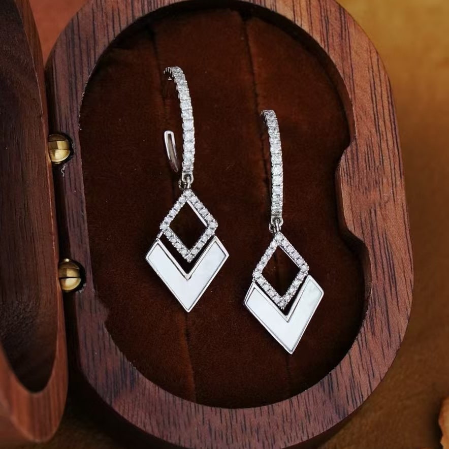 14k Gold 0.56 Ct Natural H Diamond Earrings: Ref:230999206 // gold content:14k gold // main gemstone:diamond // shape:round // carat weight:0. 56ct // clarity grade:vs-si // color:h // treatment:natural // cut grade:g // Condition: NewLow