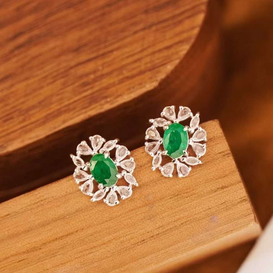 14k Gold 2.10 Ctw Vivid Green Natural Emerald & Sapphire Earrings: Ref:230999211 // gold content:14k gold // main gemstone:emerald // shape:oval // carat weight:0. 92ct // color:vivid green // treatment:natural // // adjacent gemstone 2 : sapphire //