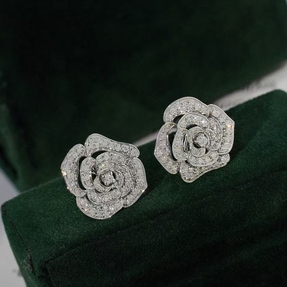 14k Gold 1 Ct Natural H Diamond & Flowers Earrings: Ref:230999214 // gold content:14k gold // main gemstone:diamond // shape:round // carat weight:1ct // clarity grade:vs-si // color:h // treatment:natural // cut grade:g // Condition: NewLow