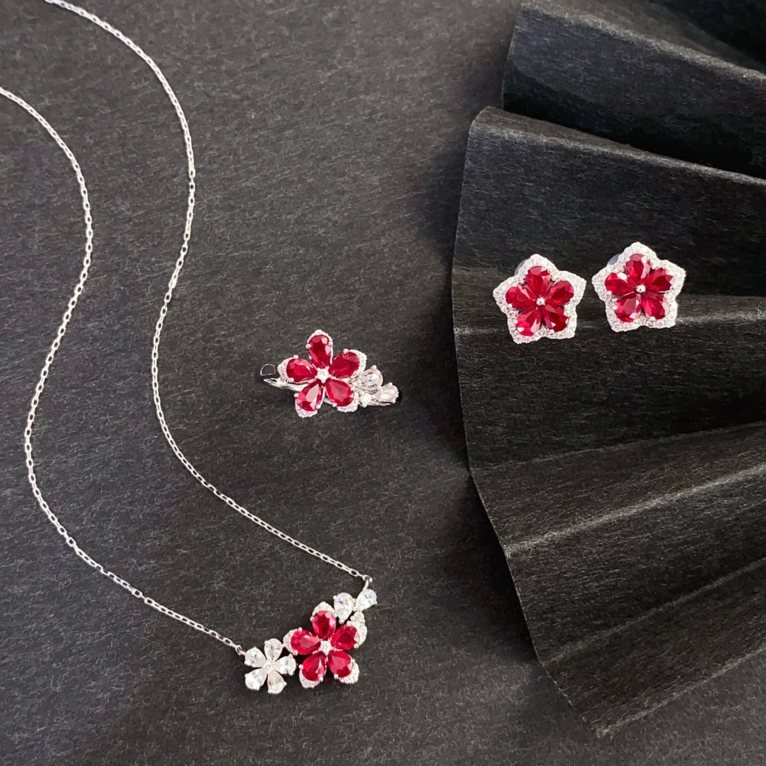 14k Gold 4.76 Ctw Natural Ruby & Diamond Jewelry Set: Ref:231000002 // gold content:14k gold // ring size:7. 25us // // ring // main gemstone:ruby // shape:pear // carat weight:0. 90ct // color:pigeonblood red // treatment:natural // // adjacent