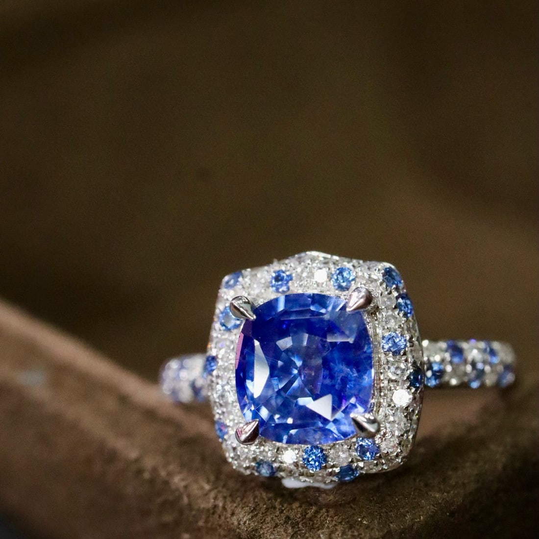 14k Gold 1.79 Ctw Natural Sapphire & Diamond Ring: Ref:231000049 // gold content:14k gold // ring size:7. 25us // // main gemstone:sapphire // shape:cushion // carat weight:1. 54ct // color:cornflower blue // treatment:natural // // adjacent