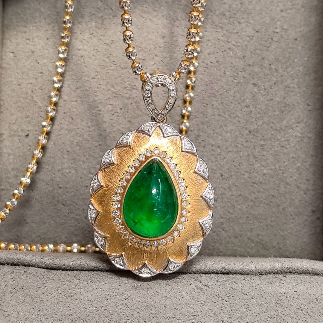 14k Gold 2.98 Ctw Vivid Green Natural Emerald & Diamond Pendant( Without Chain ): Ref:231000053 // gold content:14k gold // main gemstone:emerald // shape:pear // carat weight:2. 68ct // color:vivid green // treatment:natural // // adjacent gemstone 2 : diamond // shape:round //