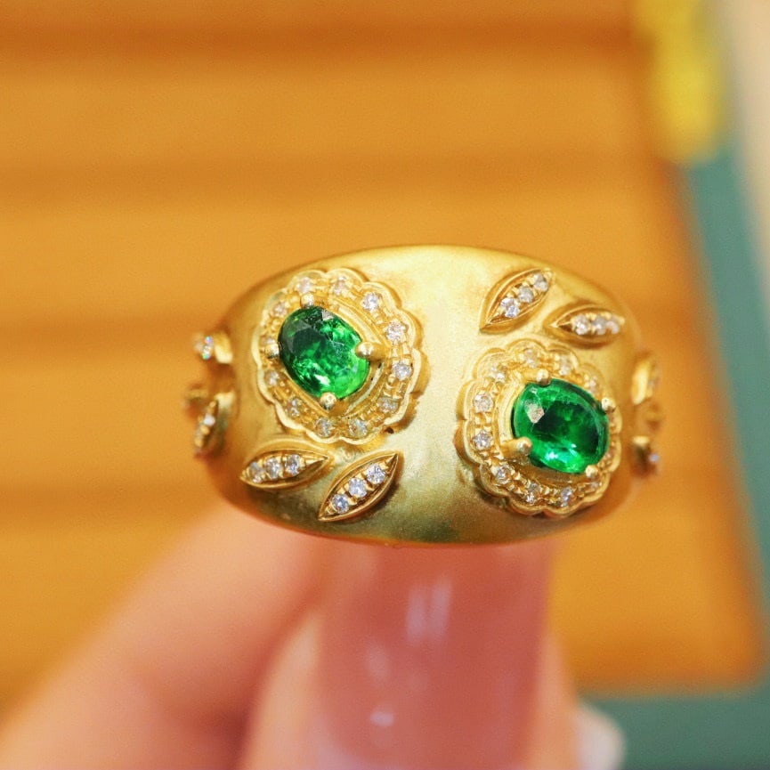 14k Gold 0.58 Ctw Vivid Green Natural Emerald & Diamond Ring: Ref:231000065 // gold content:14k gold // ring size:7. 25us // // main gemstone:emerald // shape:oval // carat weight:0. 42ct // color:vivid green // treatment:natural // // adjacent gemstone 2 :