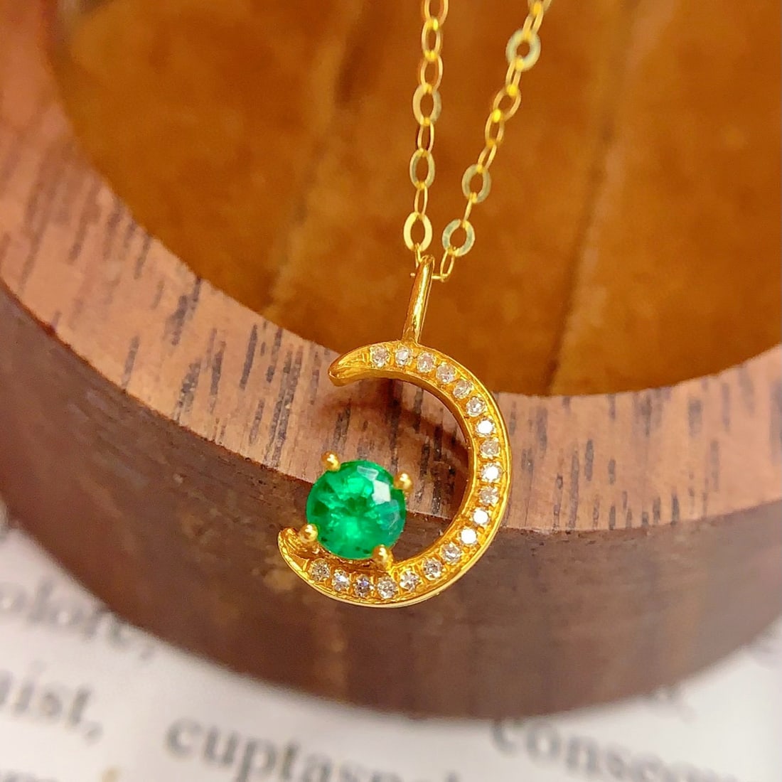 14k Gold 0.3 Ct Vivid Green Natural Emerald & Diamond Necklace: Ref:231000066 // gold content:14k gold // main gemstone:emerald // shape:round // carat weight:0. 3ct // color:vivid green // treatment:natural // cut grade:g // // adjacent gemstone 2 : diamond //