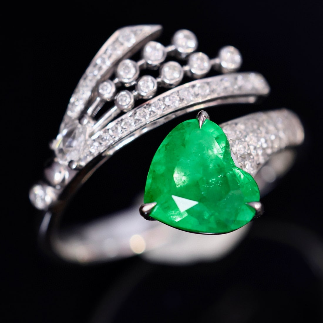 14k Gold 1.49 Ctw Vivid Green Natural Emerald & Diamond Ring: Ref:231000076 // gold content:14k gold // ring size:7. 25us // // main gemstone:emerald // shape:heart // carat weight:1. 18ct // color:vivid green // treatment:natural // // adjacent gemstone 2 : dia