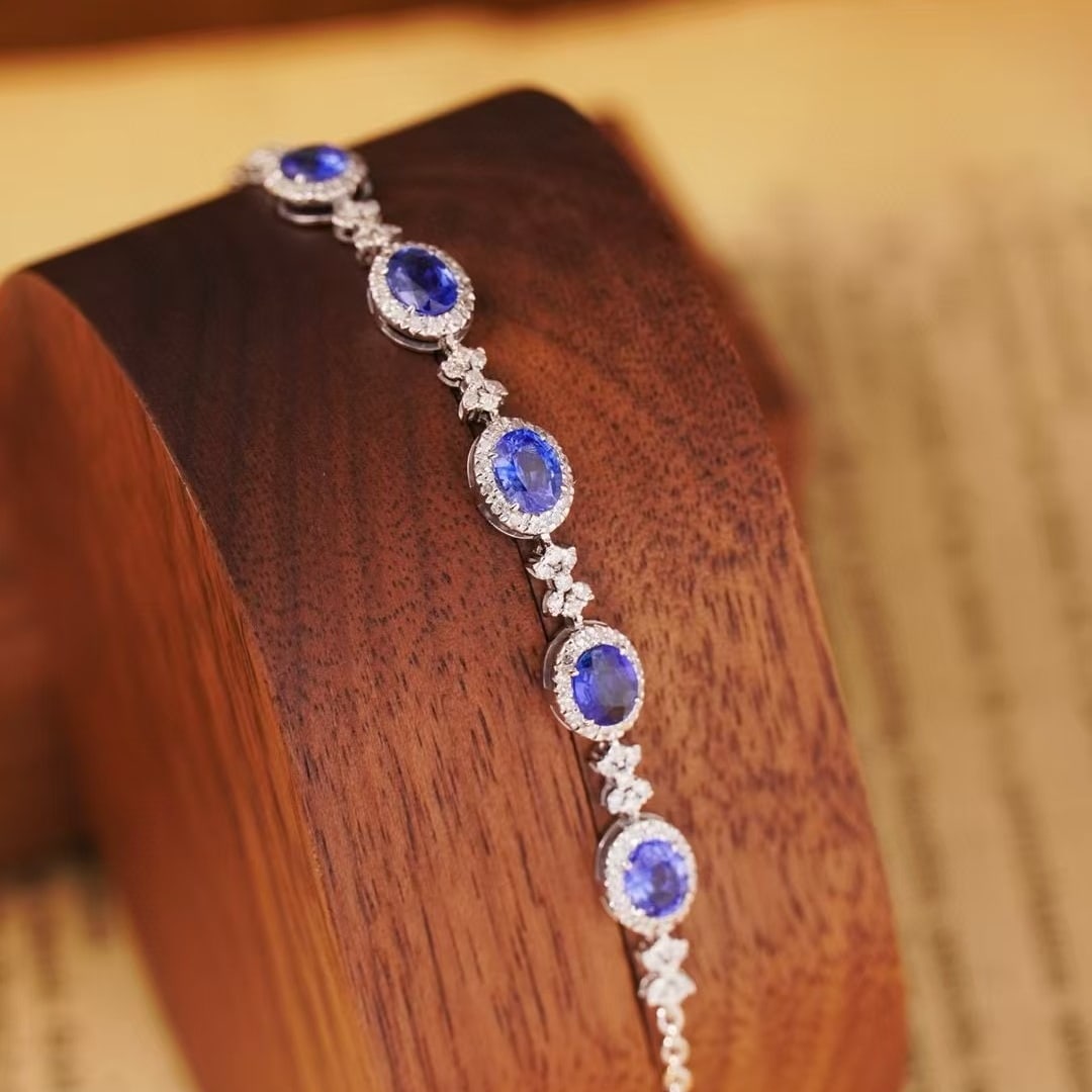 14k Gold 2.85 Ct Natural Sapphire & Diamond Bracelet: Ref:231000119 // gold content:14k gold // main gemstone:sapphire // shape:oval // carat weight:2. 85ct // color:blue // treatment:natural // // adjacent gemstone 2 : diamond // shape:round //