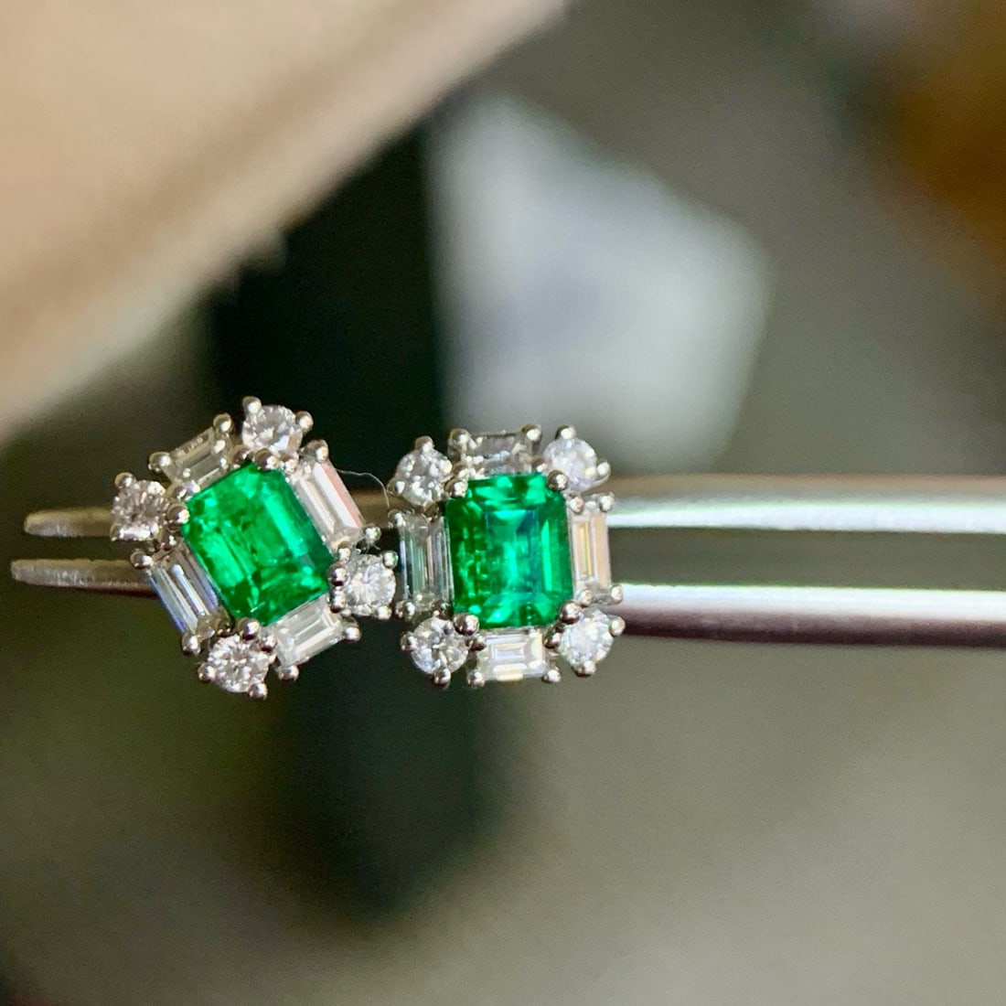 14k Gold 0.95 Ctw Vivid Green Natural Emerald & Diamond Earrings: Ref:231000136 // gold content:14k gold // main gemstone:emerald // shape:octagonal // carat weight:0. 57ct // color:vivid green // treatment:natural // // adjacent gemstone 2 : diamond //